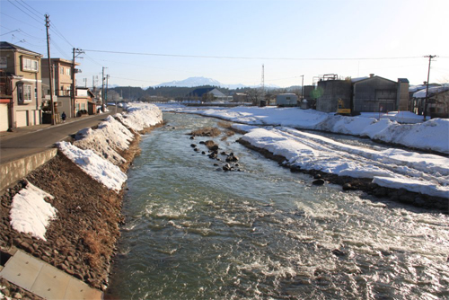 H25.03 西谷川に架かる松葉橋から